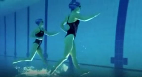 كيف تسير هاتان الفتاتان فوق الماء؟ صورة رقم 1