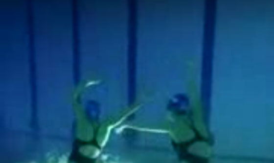 كيف تسير هاتان الفتاتان فوق الماء؟ صورة رقم 2