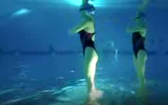 كيف تسير هاتان الفتاتان فوق الماء؟ صورة رقم 3