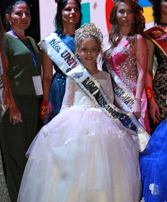 بالصور..  طفلة روسية تفوز بلقب ملكة جمال الكون لعام 2018 صورة رقم 1