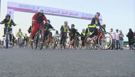 بالفيديو: السعودية تقيم أول سباق رياضي للنساء والاقبال كبير صورة رقم 1