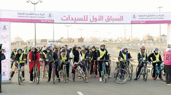 بالفيديو: السعودية تقيم أول سباق رياضي للنساء والاقبال كبير صورة رقم 2