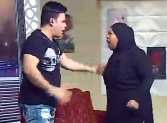 التحقيق مع مذيع مصري ضرب ضيفة في برنامجه لاتهامها بخطف الأطفال صورة رقم 1