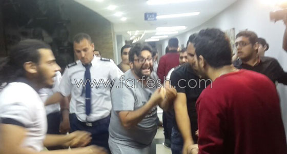 بالصور: ما حقيقة الاشتباكات بين الصحفيين والأمن في حفل تامر حسني؟ صورة رقم 3