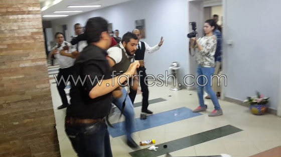 بالصور: ما حقيقة الاشتباكات بين الصحفيين والأمن في حفل تامر حسني؟ صورة رقم 4