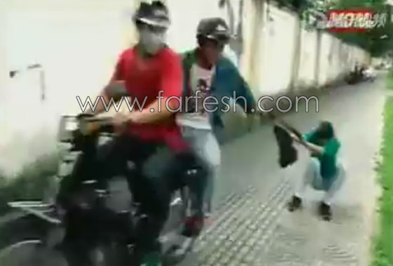  بالفيديو: كيف تحمين نفسك اذا حاول احدهم سرقة حقيبتك في الشارع؟ صورة رقم 3