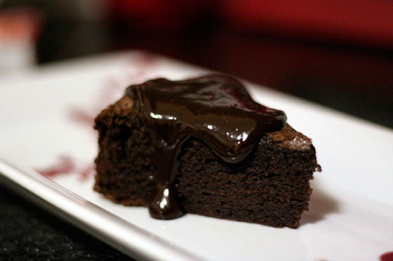 وصفة عمل كيك الشوكولاتة الخفيف بصوص الشوكولاتة الشهي صورة رقم 3