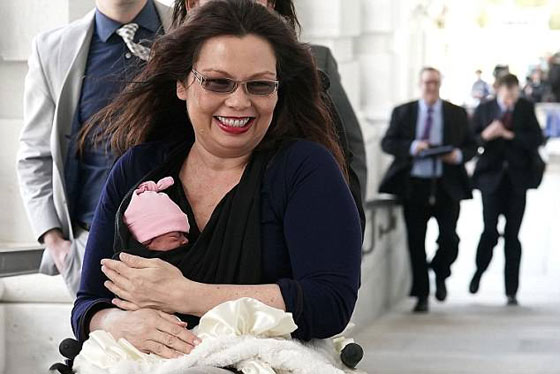 سيناتور أمريكية تصطحب طفلتها الرضيعة لجلسات مجلس الشيوخ صورة رقم 3