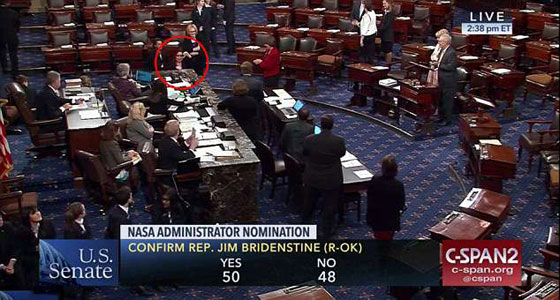 سيناتور أمريكية تصطحب طفلتها الرضيعة لجلسات مجلس الشيوخ صورة رقم 5