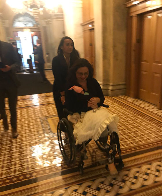 سيناتور أمريكية تصطحب طفلتها الرضيعة لجلسات مجلس الشيوخ صورة رقم 7