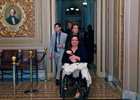 سيناتور أمريكية تصطحب طفلتها الرضيعة لجلسات مجلس الشيوخ صورة رقم 9