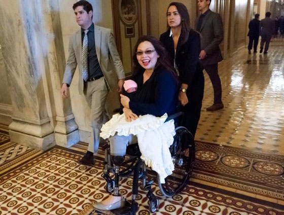 سيناتور أمريكية تصطحب طفلتها الرضيعة لجلسات مجلس الشيوخ صورة رقم 10