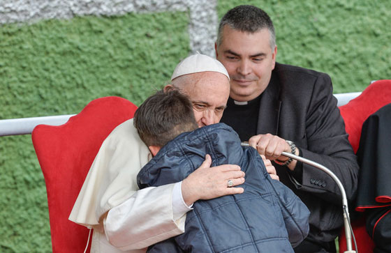 بالفيديو: هل كذب البابا فرنسيس على طفل سأله ان كان أباه الملحد في الجنة؟ صورة رقم 2