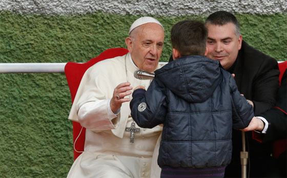 بالفيديو: هل كذب البابا فرنسيس على طفل سأله ان كان أباه الملحد في الجنة؟ صورة رقم 1