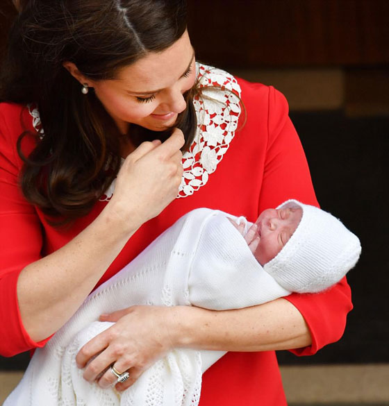 كيت ميدلتون تنجب طفلها الثالث والأمير وليام والاولاد يزورون الأمير الجديد صورة رقم 9