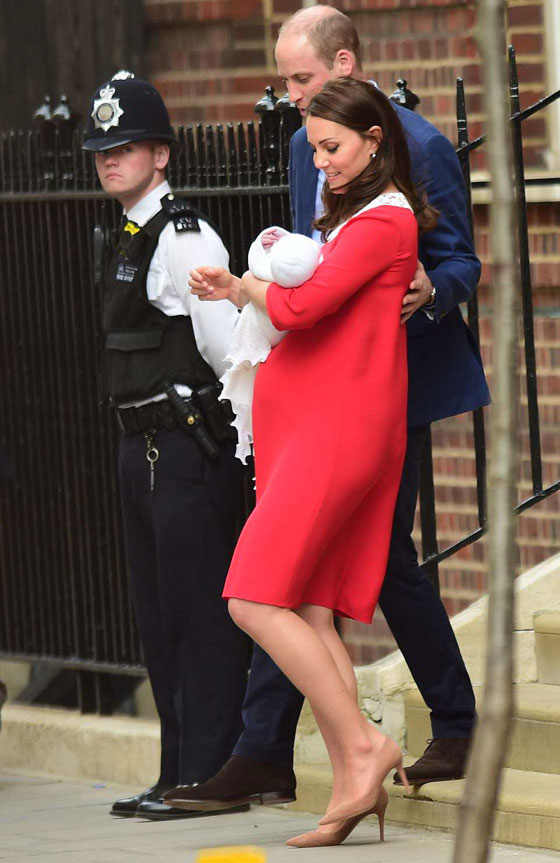 كيت ميدلتون تنجب طفلها الثالث والأمير وليام والاولاد يزورون الأمير الجديد صورة رقم 6
