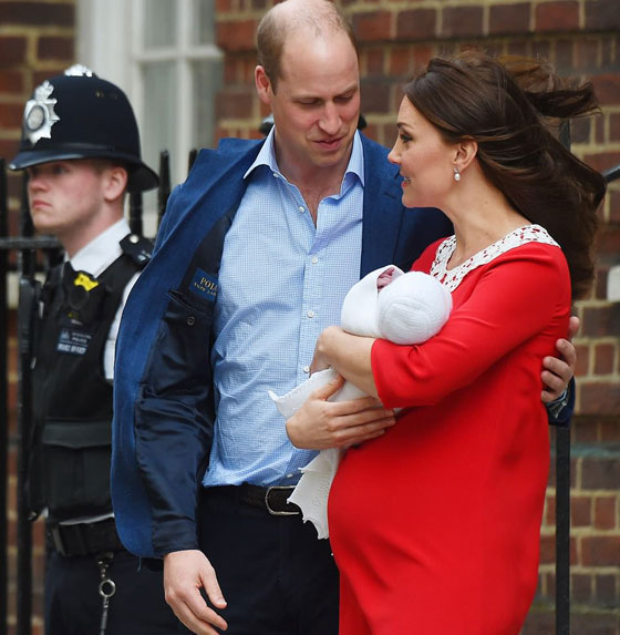 كيت ميدلتون تنجب طفلها الثالث والأمير وليام والاولاد يزورون الأمير الجديد صورة رقم 7