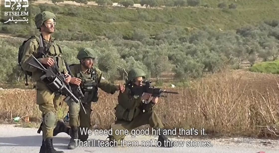 بالفيديو.. جنود إسرائيليون يحتفلون باطلاق النار على فلسطيني صورة رقم 2