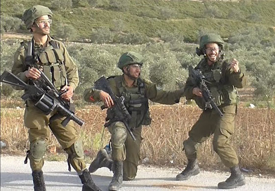 بالفيديو.. جنود إسرائيليون يحتفلون باطلاق النار على فلسطيني صورة رقم 1