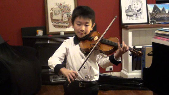 فيديو وصور.. عازف الكمان كريستيان لي أصغر فائز بجائزة مينوهين الموسيقية صورة رقم 1