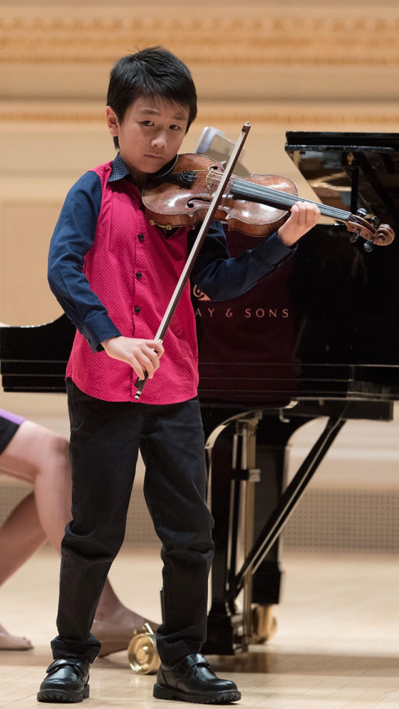 فيديو وصور.. عازف الكمان كريستيان لي أصغر فائز بجائزة مينوهين الموسيقية صورة رقم 2