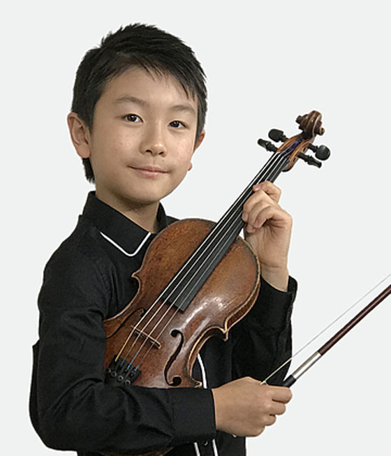 فيديو وصور.. عازف الكمان كريستيان لي أصغر فائز بجائزة مينوهين الموسيقية صورة رقم 3