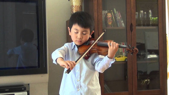 فيديو وصور.. عازف الكمان كريستيان لي أصغر فائز بجائزة مينوهين الموسيقية صورة رقم 4