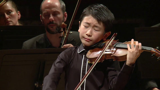 فيديو وصور.. عازف الكمان كريستيان لي أصغر فائز بجائزة مينوهين الموسيقية صورة رقم 5
