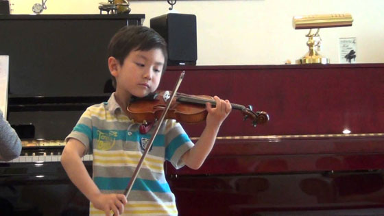 فيديو وصور.. عازف الكمان كريستيان لي أصغر فائز بجائزة مينوهين الموسيقية صورة رقم 6