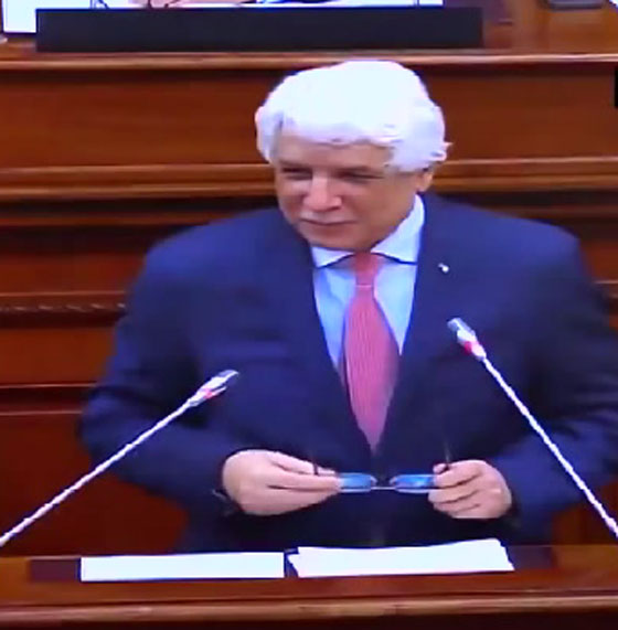 فيديو طريف: وزير جزائري ينفجر في نوبة ضحك داخل البرلمان صورة رقم 1