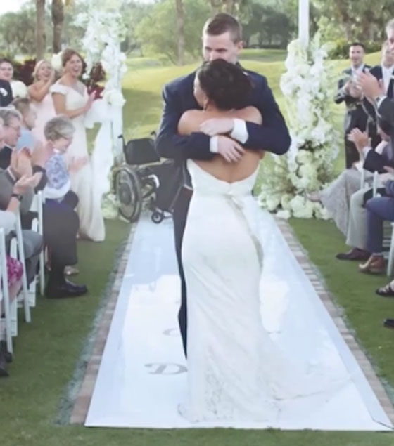  صورة رقم 3 - فيديو مؤثر.. عروس تساعد عريسها المشلول للمشي يوم الزفاف