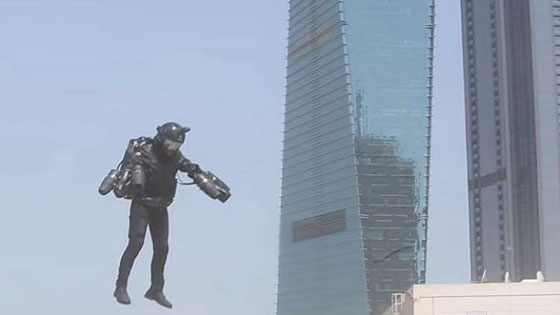 بالفيديو..الرجل الحديدي يحلق في سماء دبي صورة رقم 2