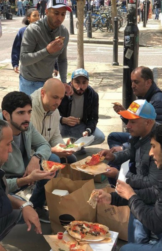 صور ولي عهد دبي في شوارع شيكاغو يأكل الهمبرغر والبيتزا بكل تواضع صورة رقم 1