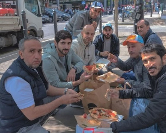 صور ولي عهد دبي في شوارع شيكاغو يأكل الهمبرغر والبيتزا بكل تواضع صورة رقم 2