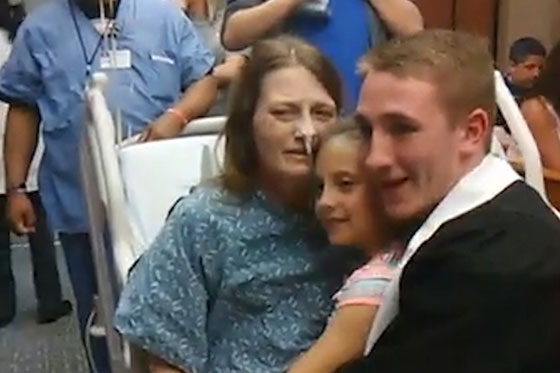بالفيديو والصور.. ام تحقق حلمها وترى تخرج ابنها في المستشفى صورة رقم 2