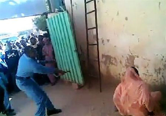 بالفيديو.. الشرطة السودانية تعاقب امرأة بالجلد تزوجت دون موافقة والدها صورة رقم 1