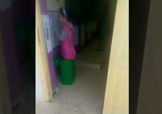  فصل معلمة جزائرية عاقبت طفلة ووضعتها في سلة القمامة! صورة رقم 1