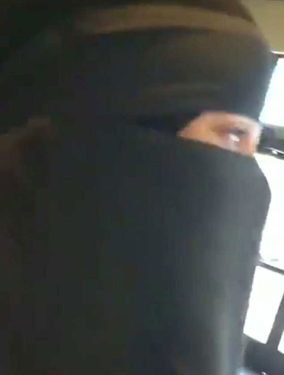 بالفيديو طرد رجل عنصري من مقهى امريكي بعد ان هاجم شابة مسلمة منقبة صورة رقم 6