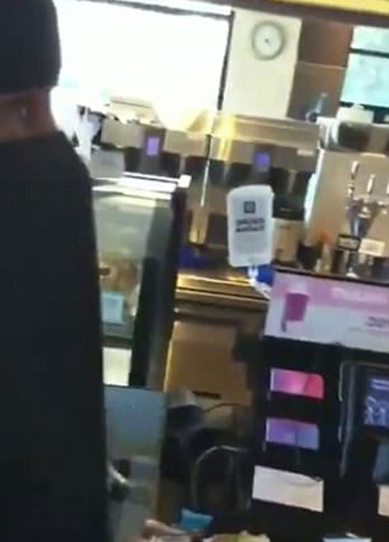 بالفيديو طرد رجل عنصري من مقهى امريكي بعد ان هاجم شابة مسلمة منقبة صورة رقم 5