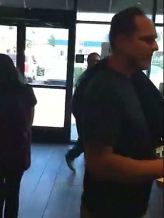 بالفيديو طرد رجل عنصري من مقهى امريكي بعد ان هاجم شابة مسلمة منقبة صورة رقم 4