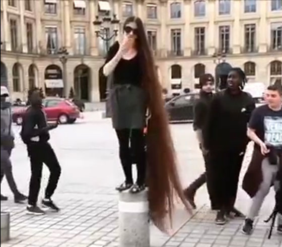 بالفيديو.. فتاة يابانية تستعرض جمال وطول شعرها وتذهل المارة صورة رقم 2