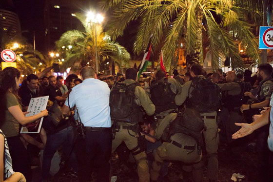 تعامل الشرطة الإسرائيلية مع العرب في مسيرة حيفا تثير جدلاً صورة رقم 9