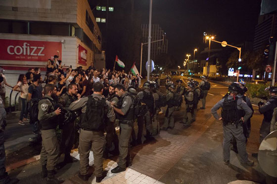 تعامل الشرطة الإسرائيلية مع العرب في مسيرة حيفا تثير جدلاً صورة رقم 10