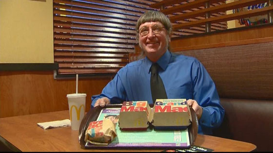 أمريكي يحقق رقماً قياسياً بتناول 30 ألف وجبة ماكدونالدز.. فيديو وصور صورة رقم 2