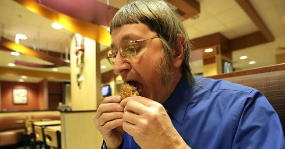 أمريكي يحقق رقماً قياسياً بتناول 30 ألف وجبة ماكدونالدز.. فيديو وصور صورة رقم 1