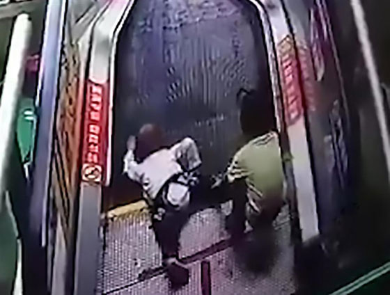 فيديو مروع.. انقاذ يد طفل عالقة في درج كهربائي صورة رقم 1