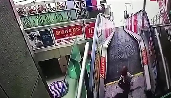 فيديو مروع.. انقاذ يد طفل عالقة في درج كهربائي صورة رقم 2