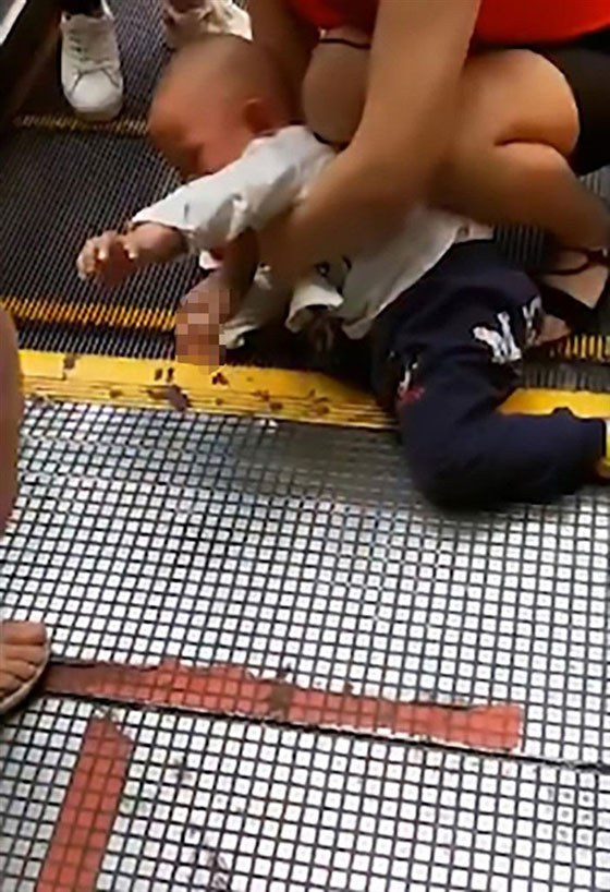 فيديو مروع.. انقاذ يد طفل عالقة في درج كهربائي صورة رقم 3