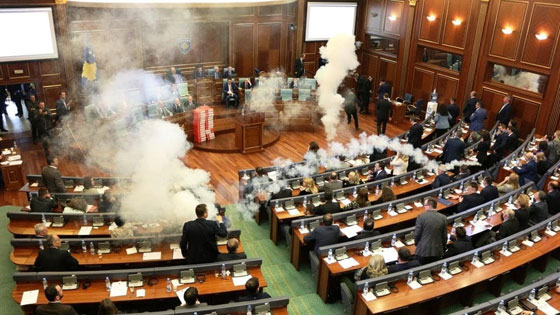 بالفيديو: المعارضة في برلمان كوسوفو تطلق غازا مسيلا للدموع   صورة رقم 1