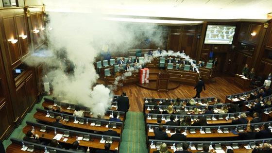 بالفيديو: المعارضة في برلمان كوسوفو تطلق غازا مسيلا للدموع   صورة رقم 2